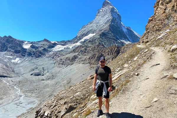 Alexis Schneider, au pied du Matterhorn (sommet du Cervin), dans les Alpes Suisses, à l'été 2022.