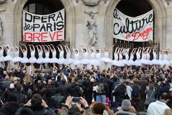 Les danseuses de l’Opéra de Paris interprétant le Lac des cygnes sur le parvis de l'Opéra Garnier, contre le projet de réforme des retraites.