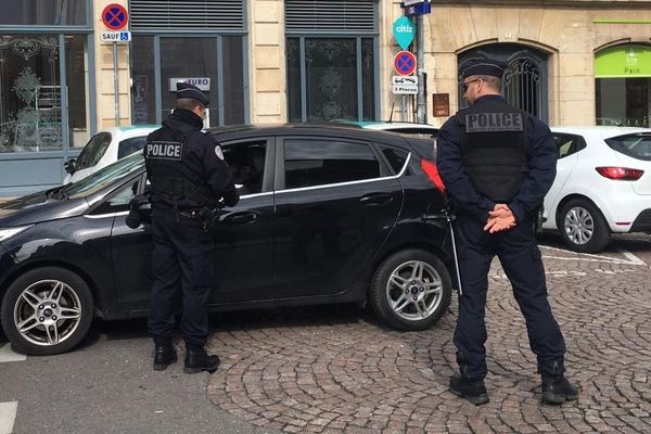 Les premiers contrôles des forces de l'ordre ont démarré à Dijon. Ce mardi 17 mars, date de mise en place des mesures de confinement, les forces de l'ordre font de la "prévention" avant de verbaliser dès "demain".