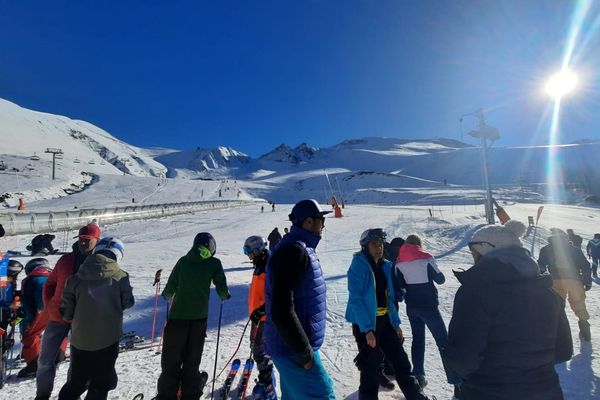 Les premiers skieurs de la saison sous le soleil, au sommet du domaine de Peyragudes