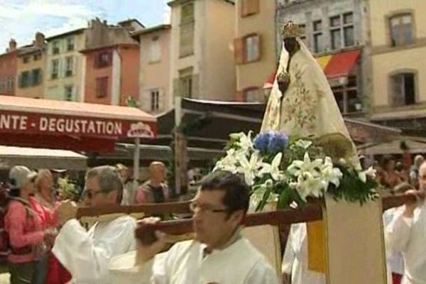 Des milliers de fidèles participent chaque année à la procession de la Vierge noire au Puy-en-Velay