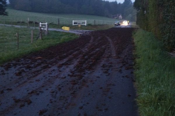 Du fumier a été déversé devant le congrès de la confédération paysanne mardi 25 avril 2023