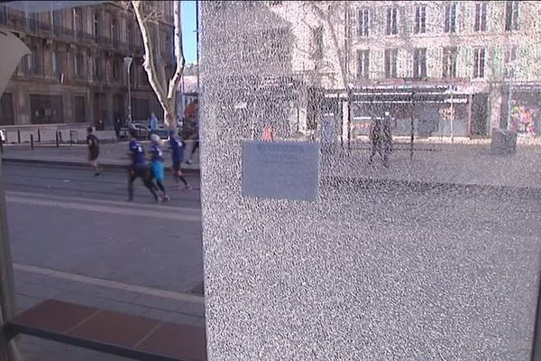 Un abri bus a été détérioré par les tirs.