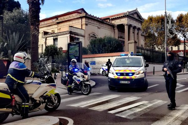 L'arrivée à la cour d'assises des Pyrénées-Orientales des accusés, sous forte escorte : soupçonnés de racket, la plupart pourraient appartenir au milieu du grand banditisme. Perpignan le 18/11/2019