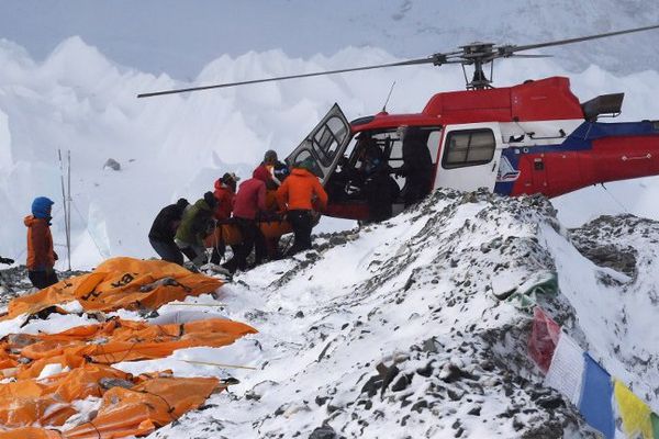 Une violente réplique de magnitude 6,7 a secoué ce dimanche le Népal, au lendemain d'un séisme dévastateur qui a fait plus de 2.000 morts dans le pays himalayen et chez ses voisins.