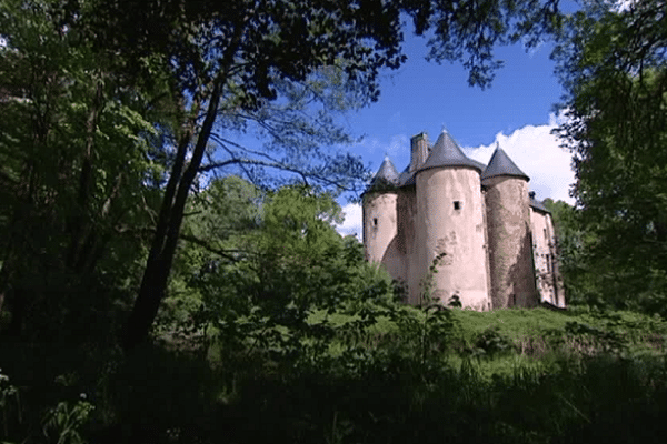 Le château du Bazaneix niché dans son écrin de verdure