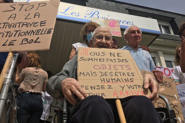 Les résidents de l'Ehpad "Les Briances" ont participé à la manifestation devant leur établissement.