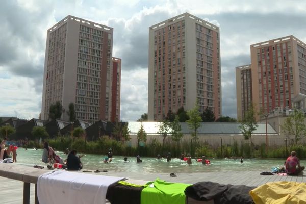 Une piscine naturelle pour se baigner au milieu des HLM