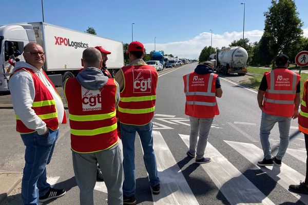 Les barrages filtrants se sont multipliés dans toute la France, comme ici à Ormes (Loiret) à l'appel des syndicats.