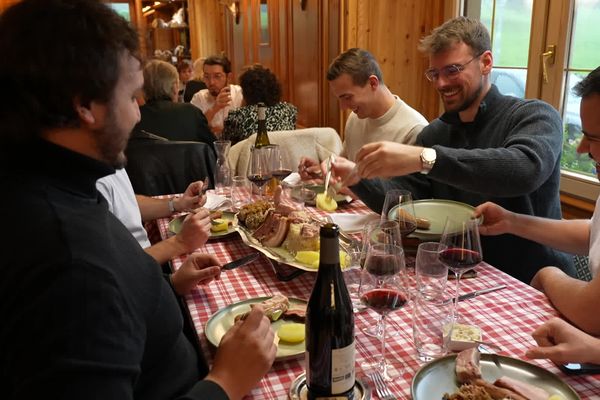 Ce groupe d'amis est venu de Lille pour découvrir les cochonnailles.