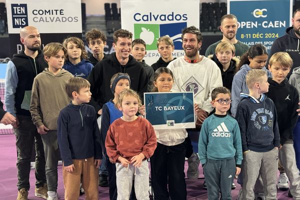 Le Français Ugo Humbert et le Britannique Cameron Norrie ont rencontré des dizaines d'enfants à l'Open de tennis de Caen, ce mercredi 11 décembre 2024. Les enfants ont pu échanger avec les deux joueurs.