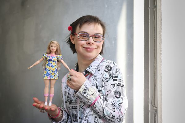 Eléonore Laloux pose avec la première poupée Barbie porteuse de trisomie 21, le 20 avril 2023