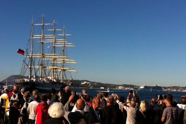 Le Krusenstern a largué les amarres ce lundi matin pour rejoindre l'Italie pour la suite de la Tall Ships Regatta qui relie Barcelone à la Spezia.