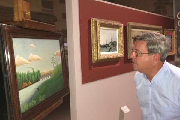 "Paysage avec pêcheur" , le tableau offert au musée de Laval sous les yeux de Didier Pillon, adjoint au maire en charge de la culture  