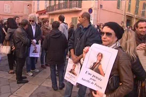 Les habitants se sont rassemblés ce matin sur le parvis de l'hôtel de ville de Saint-Tropez pour rendre hommage à l'enfant du pays abattu au Bataclan vendredi soir.