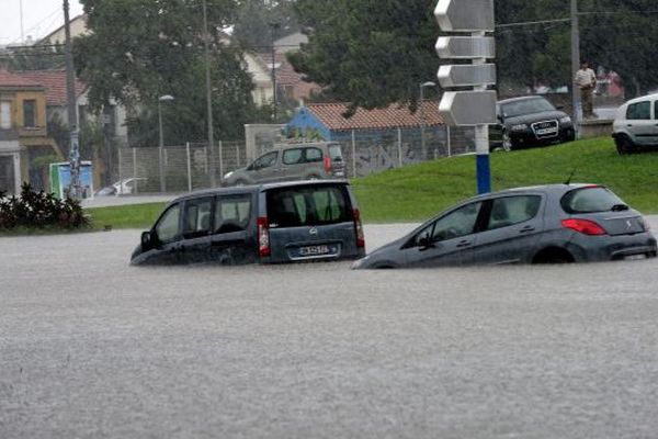 Des voitures submergées dans le quartier des Près d'arènes à Montpellier