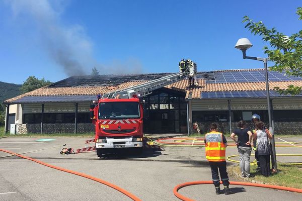 Le feu a pris à l'étage et s'est propagé vers le toit