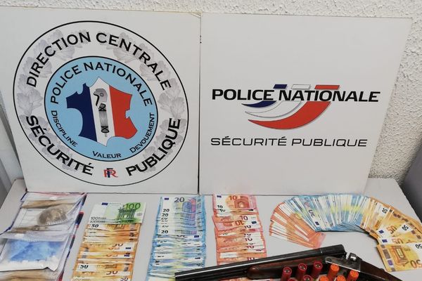 Lors de leur perquisition à Perpignan, les enquêteurs de la brigade des stupéfiants du commissariat de police de Perpignan  ont saisi 100 grammes d’héroïne, 50 grammes de cocaïne et 11 000 euros en espèces.   