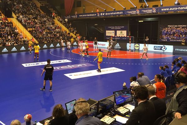 L’équipe de France de handball féminin a offert un beau spectacle jeudi 21 mars à la maison des sports de Clermont-Ferrand. 