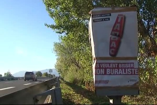 Un radar recouvert par les buralistes en colère, dans les Pyrénées-Orientales, dans la nuit du 22 octobre 2015.