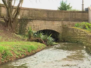 Le pont de la rue du Moulin à Moineville (54), construit en 1850, menace de s’écrouler.