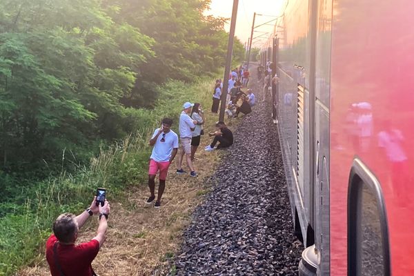 Des passagers bloqués près de Mâcon, le 16 juin 2023.