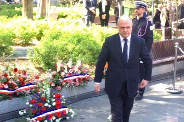 Bruno Le Roux a rendu hommage aux victimes de Mohamed Merah, square Charles-de-Gaulle, à Toulouse. 