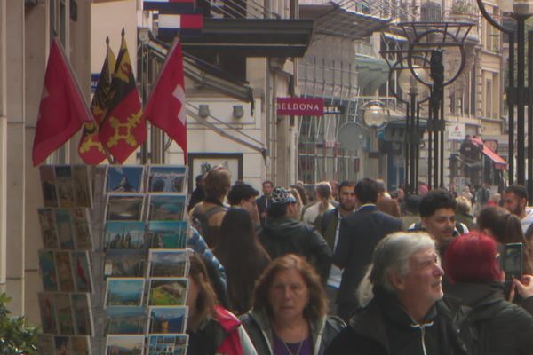 Dans les rues de Genève, le 1er mai ressemble à tous les autres jours : les commerces et les banques sont ouvertes, et nombre de Suisses se rendent au travail.