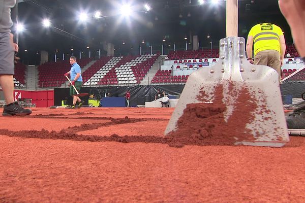 2 tonnes de terre battue vont être déversées sur le sol du Kindarena avant d'accueillir les joueuses du tournoi.