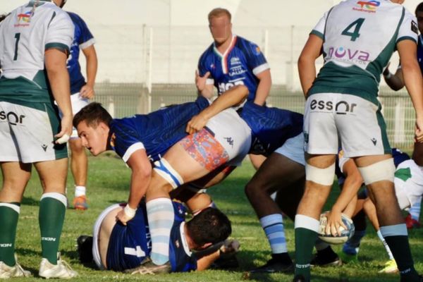 Grégoire Boidoux (au centre dans le regroupement autour du porteur du ballon, le maul) était récemment arrivé à l'OMR en tant que deuxième ligne.