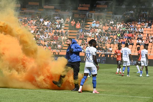 Des jets de fumigène et de balles de tennis ont provoqué l'interruption de la rencontre entre le FC Lorient et le GF 38 au stade du Moustoir le 24 août 2024.