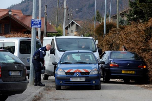 Les policiers devant le domicile du suspect qui devra répondre d'un trafic d'armes illicite  