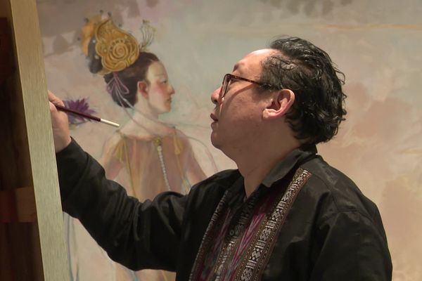 Influencé par la peinture traditionnelle chinoise et la peinture occidentale, Wen Wenwu mélange les techniques sur ses toiles.