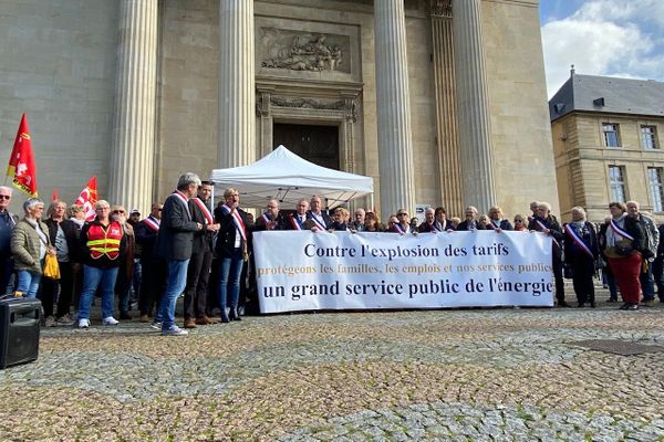 6 octobre 2022 - Rouen - Rassemblement de maires (et sénateurs, députés et représentants syndicaux) devant la préfecture de région de Normandie pour réclamer des aides de l'Etat après l'augmentation des prix de l'énegie.