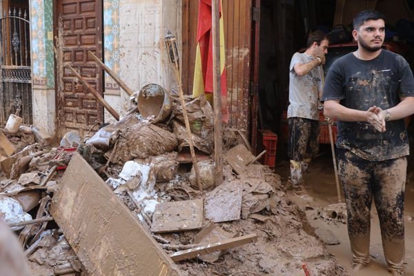 Une quarantaine de Français habitants du sud de la France ont été recrutés pour aider à déblayer un cnetre commericla à Valence en Espagne, ville meurtire par le tempête Dana fin octobre. " Les Espagnols sont fiers et contnts qu'on vienne les aider" confie Ziad, un Narbonnais parti pour un mois.