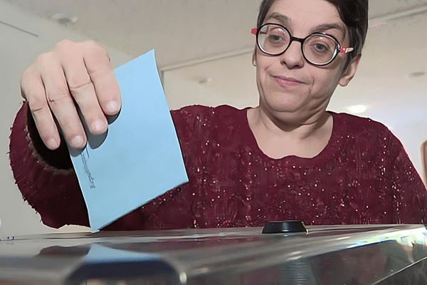 Depuis une loi de 2019, les personnes sous tutelle vivant avec un handicap mental peuvent voter, sans condition