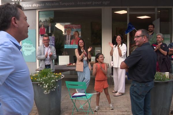 A Châtellerault, Nicolas Turquois et son équipe se félicitent des résultats du second tour des législatives.