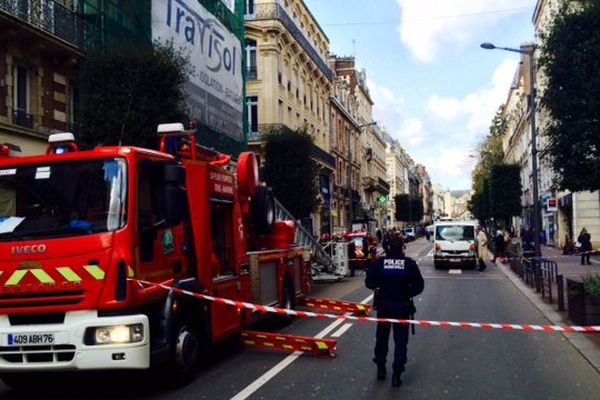 Un périmètre de sécurité a été établi par les forces de l'ordre autour du bâtiment dont la cheminée menace de s'effondrer. 