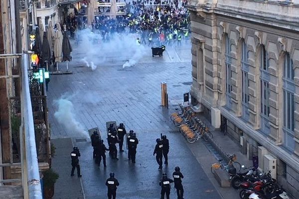 Alors qu'elle avait débuté dans le calme, la manifestation des gilets jaunes s'est terminée par des heurts entre manifestants et forces de l'ordre qui ont utilisé des gaz lacrymogènes. 