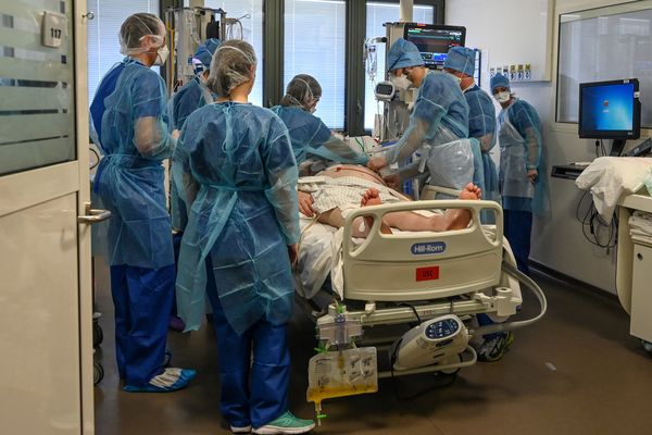 Des soignants mobilisés pour retourner un patient positif au Covid-19 dans le service de réanimation de l'hôpital de Valenciennes, en avril 2021.