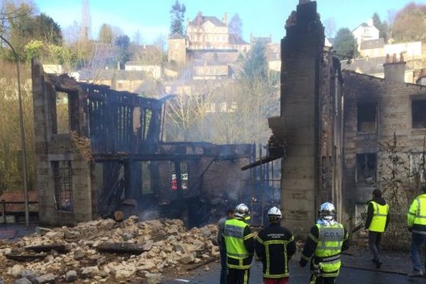 L'incendie a été éteint par les pompiers en fin de matinée.