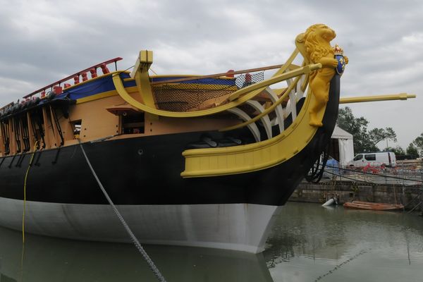 L'Hermione va rejoindre la cale où elle a été construite à Rochefort