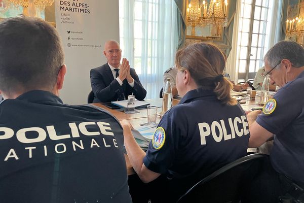 Le préfet Hugues Moutouh, entouré des chefs de services de police, gendarmerie et douanes, ce vendredi à Nice