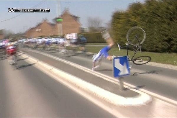 La chute spectaculaire de Yoann Offredo hier sur le Paris-Roubaix.