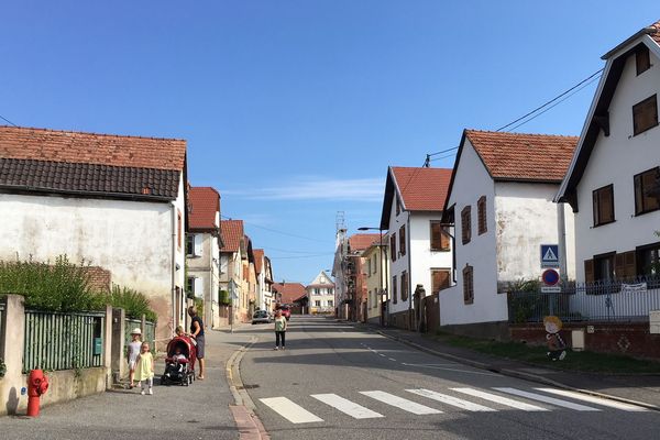 Les rues de Kolbsheim sont à nouveau vides, mais derrière les portes fermées, chacun tente de surmonter le choc.