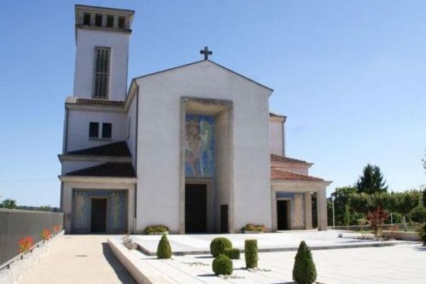 Nouvelle église d'Oradour-sur-Glane, construite en 1952. Une souscription est lancée pour sa restauration avec le concours de la commune et de la Fondation du patrimoine