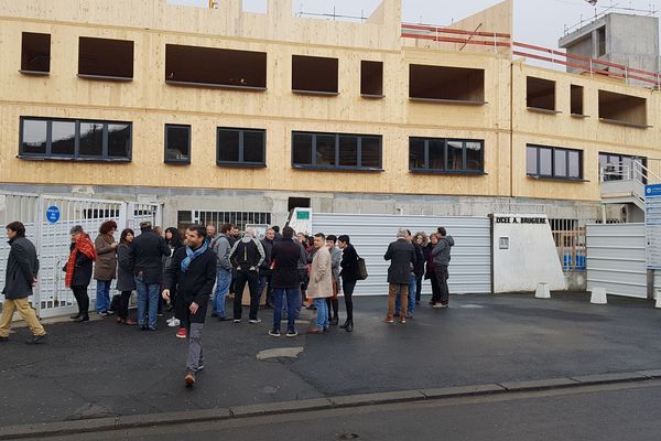 Au lycée Ambroise-Brugière de Clermont-Ferrand, les professeurs ont exercé leur droit de retrait, ce lundi 17 février, après qu'une enseignante a subi une intrusion dans sa salle de cours.