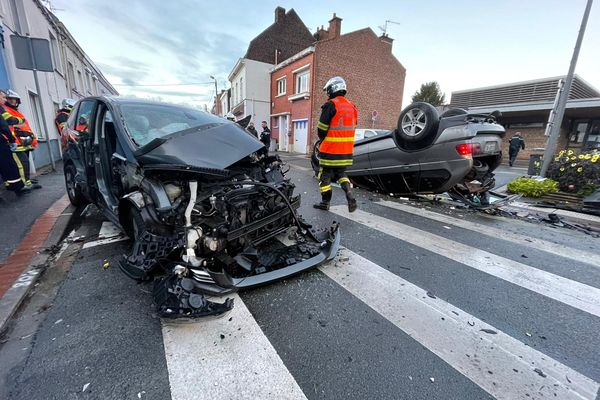 Les pompiers ont pris en charge neuf blessés, dont deux enfants de 6 et 11 ans en urgence absolue.