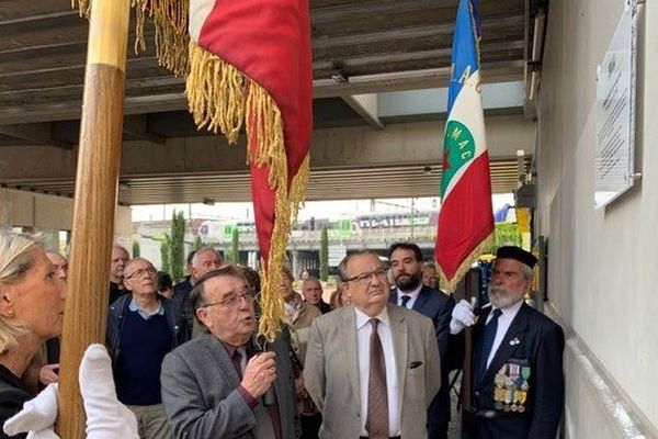 La plaque a été scellée sur le mur de la gare Jean Macé