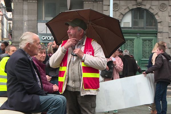 Parmi les nombreux manifestants présents à la mobilisation du 1er octobre à Clermont-Ferrand : des actifs, des étudiants mais aussi des retraités.